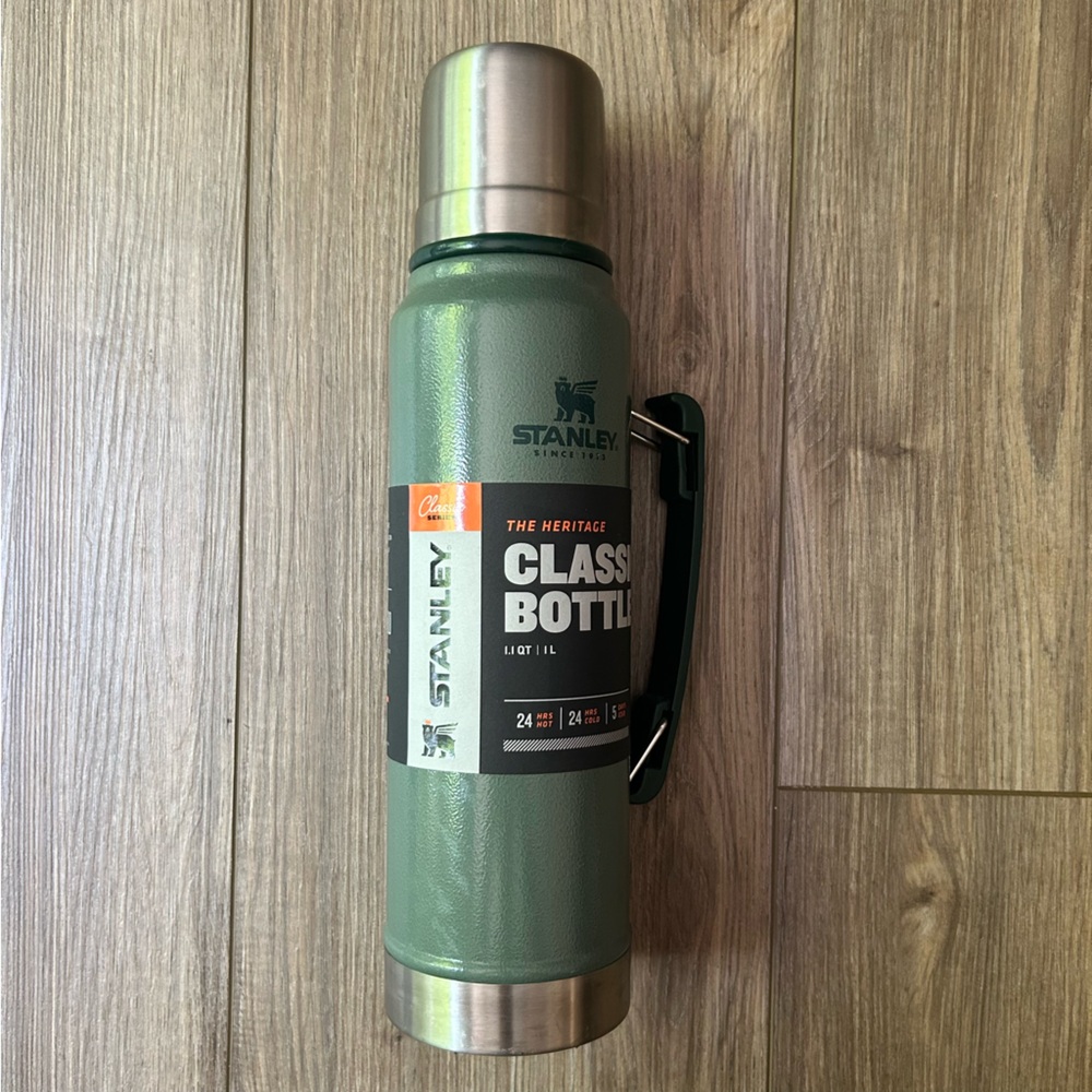 Stanley | 1 Liter Classic Vacuum Bottle - Picture 3 of 14